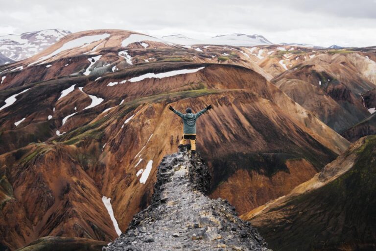 Wanderer vor einer Landschaft auf der Trekkingtour in Island